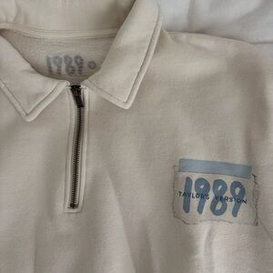 1989 Taylor's Version Cream Pullover. Taylor Swift tour
Merch